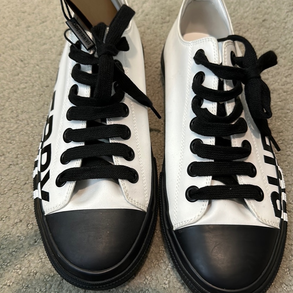 Burberry NEW 39.5 Larkhall canvas sneaker.